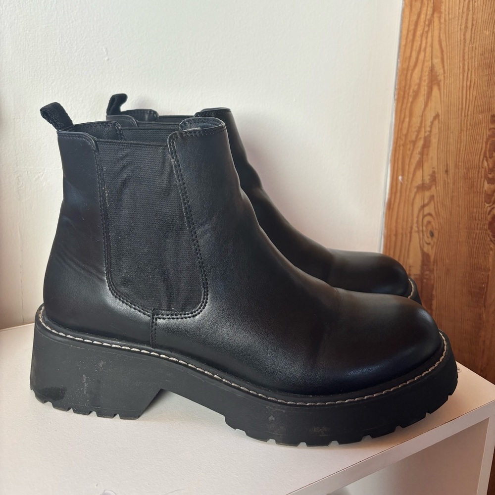 Madden Girl Black Chunky Chelsea Boot Cindyy Size 9